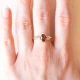 Anello vintage in oro giallo e bianco 9K con granato e cubic zirconia, anni ‘70/‘80