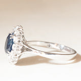 Anello a margherita vintage in oro bianco 14K con zaffiro (1.40ct ca.) e diamanti (0.30ctw ca.), anni ‘60/‘70