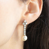 Orecchini pendenti vintage in oro bianco 14K con perle bianche e diamanti di taglio brillante (1.30ctw ca.), anni ‘70/‘80