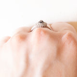 Anello vintage in oro bianco 9K con diamanti neri trattati e diamanti bianchi (0.25ctw ca.)