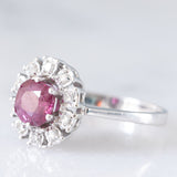 Anello a margherita vintage in oro bianco 14K con rubino (1.15ct ca.) e diamanti (0.15ctw ca.), anni ‘70