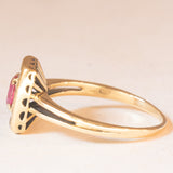 Anello vintage in oro giallo 18K con rubino (0.30ct ca.) e diamanti di taglio carré (0.42ctw ca.), anni ‘80