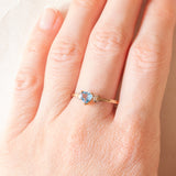 Solitario vintage in oro giallo e bianco 9K con topazio azzurro di taglio a cuore (0.40ct ca.), anni ‘90