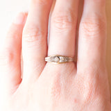 Anello trilogy antico in oro giallo e bianco 14K con diamanti (0.06ctw ca.), anni ‘30/‘40