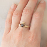 Anello Claddagh vintage in oro giallo 9K con granato di taglio a cuore (0.50ct ca.)