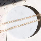 Collana vintage con filo di perle bianche e con decorazioni in oro bianco 18K e 14K con diamanti (1.20ctw ca.) e zaffiro (0.40ct ca.), anni ‘60