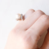 Anello a margherita vintage in oro bianco 18K con perla bianca e diamanti (0.18ctw ca.), anni ‘70
