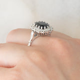 Anello a margherita in oro bianco 14K con zaffiro (3.50ct ca.) e diamanti di taglio brillante (0.56ctw ca.), anni ‘70