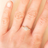 Anello a fiore vintage in oro giallo e bianco 9K con diamanti (0.10ctw ca.), anni ‘70