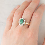 Anello a margherita vintage in oro giallo e bianco 14K con smeraldo (1.75ct ca.) e diamanti di taglio brillante (0.72ctw ca.), anni ‘70