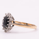 Anello a margherita vintage in oro giallo 9K con zaffiro (1.33ct ca.) e diamanti (0.12ctw ca.), anno 1985
