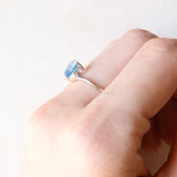 Anello vintage in oro bianco 18K con topazio azzurro di taglio a cuore (1.30ct ca.), anni ‘90