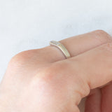 Anello a “V” vintage in oro bianco 9K con diamanti (0.10ctw ca.)