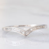 Anello a “V” in oro bianco 9K con diamanti di taglio tapered, anni ‘90