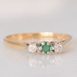 Trilogy vintage in oro giallo 9K con smeraldo (0.05ct ca.) e diamanti di taglio brillante (0.08ctw ca.), anno 1987