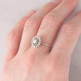 Anello a margherita in oro bianco 18K con diamanti (0.32ctw ca.), anni ‘70