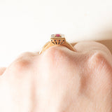 Anello vintage in oro giallo 18K con rubino (0.30ct ca.) e diamanti di taglio carré (0.42ctw ca.), anni ‘80