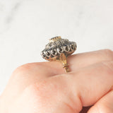 Anello a margherita vintage in stile antico in oro giallo 18K e argento con zaffiri (1ctw ca.) e diamanti di taglio rosetta (0.12ctw ca.), anni ‘60/‘70