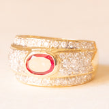 Anello a fascia vintage in oro giallo 18K con rubino (1.40ct ca.) e diamanti di taglio brillante (1ct ca.), anni ‘70/‘80
