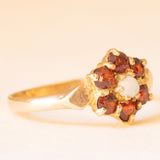 Anello a fiore vintage in oro giallo 9K con opale (0.05ct ca.) e granati (0.36ctw ca.), anno 1975