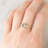 Anello a margherita vintage in oro giallo 9K con topazio azzurro (0.55ct ca.) e diamanti (0.05ctw ca.)