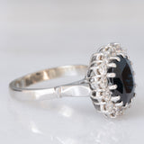 Anello a margherita in oro bianco 14K con zaffiro (3.50ct ca.) e diamanti di taglio brillante (0.56ctw ca.), anni ‘70