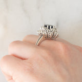 Anello a margherita vintage in oro bianco 14K con zaffiro (2.60ct ca.) e diamanti di taglio brillante (1.50ctw ca.), anni ‘60