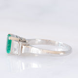 Trilogy vintage in stile Art Déco in platino con smeraldo (0.90ct) e diamanti (0.46ctw), anni ‘80