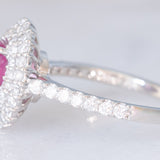 Anello a margherita moderno in platino con rubino (1.51ct) e diamanti (0.72ctw), anni ‘2000