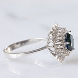 Anello a margherita vintage in oro bianco 14K con zaffiro (2ct ca.) e diamanti (0.54ctw ca.), anni ‘70/‘80