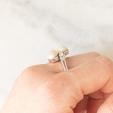 Anello contrarier vintage in oro bianco 18K con perle bianche e diamanti di taglio rosetta (0.36ctw ca.), anni ‘50/‘60