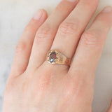 Anello chevalier retrò in oro giallo 14K con granato (1ct ca.), anni ‘40