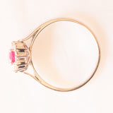Anello a margherita vintage in oro bianco 18K con rubino (0.42ct ca.) e diamanti (0.12ctw ca.), anni ‘70/‘80