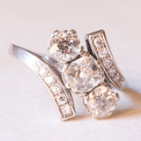 Anello antico in oro bianco 18K con diamanti (centrali di taglio vecchia miniera e per un totale di 2ct ca.), anni ‘40