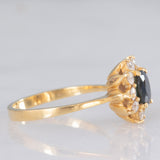 Anello a margherita vintage in oro giallo 18K con zaffiro (0.70ct ca.) e diamanti di taglio brillante (0.40ctw ca.), anni ‘80/‘90