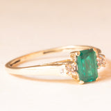 Trilogy vintage in oro giallo 9K con smeraldo sintetico (0.40ct ca.) e diamanti (0.02ctw ca.), anni ‘60/‘70