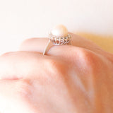 Anello a margherita vintage in oro bianco 14K con perla bianca e diamanti (0.36ctw ca.), anni ‘60