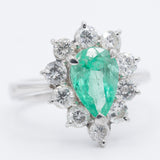 Anello a margherita vintage in platino con smeraldo di taglio a goccia (1.05ct) e diamanti di taglio brillante (1ctw), anni ‘80