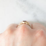 Anello Claddagh in oro giallo 9K e granato di taglio a cuore (0.45ct ca.), anno 1990