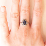 Anello a margherita antico in oro giallo 8K e argento con zaffiro (1.40ct ca.) e paste di vetro bianche, primi del ‘900