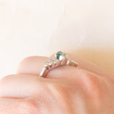 Anello vintage in oro bianco 18K con smeraldo (0.50ct ca.) e diamanti di taglio brillante (0.50ctw ca.)