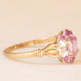 Anello a fiore vintage in oro giallo e bianco 9K con zaffiri rosa sintetici (0.80ctw ca.) e diamanti, anno 1981