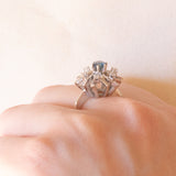 Anello a margherita vintage in oro bianco 14K con zaffiro (0.40ct ca.) e diamanti di taglio brillante (0.15ctw ca.), anni ‘70/‘80