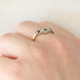 Anello a “V” vintage in oro giallo 9K con zaffiri (0.25ct ca.) e diamanti di taglio brillante (0.10ctw ca.), anni ‘80