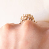Anello a margherita vintage in oro giallo 9K con opali (0.74ctw ca.)
