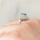Anello a margherita vintage in platino con zaffiro (1.54ct) e diamanti (1.01ctw), anni ‘80