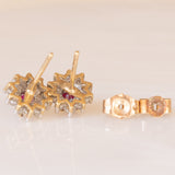 Orecchini a margherita in oro giallo e bianco 9K con rubini (0.30ctw ca.) e diamanti (0.20ctw ca.), anni ‘60/‘70