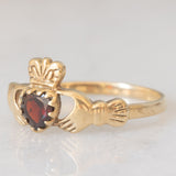 Anello Claddagh vintage in oro giallo 9K con granato di taglio a cuore (0.50ct ca.)