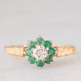 Anello a fiore vintage in oro giallo 9K con smeraldi (0.36ctw ca.) e diamante (0.01ct ca.), anni ‘70/‘80