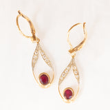 Orecchini pendenti vintage in oro giallo e bianco 18K con rubini (0.70ctw ca.) e diamanti di taglio brillante (0.07ctw ca.), anni ‘50/‘60
